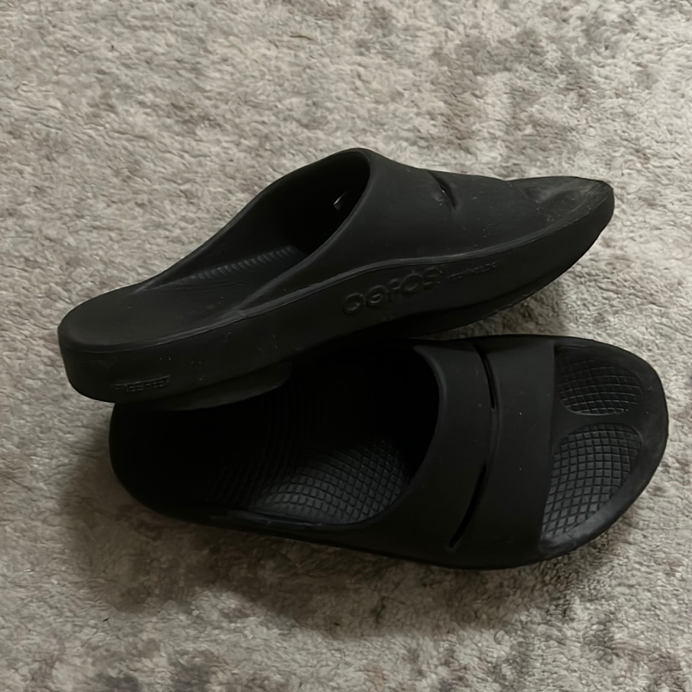 GREAT CONDITION! Oofos slides! M5-W7 EU38